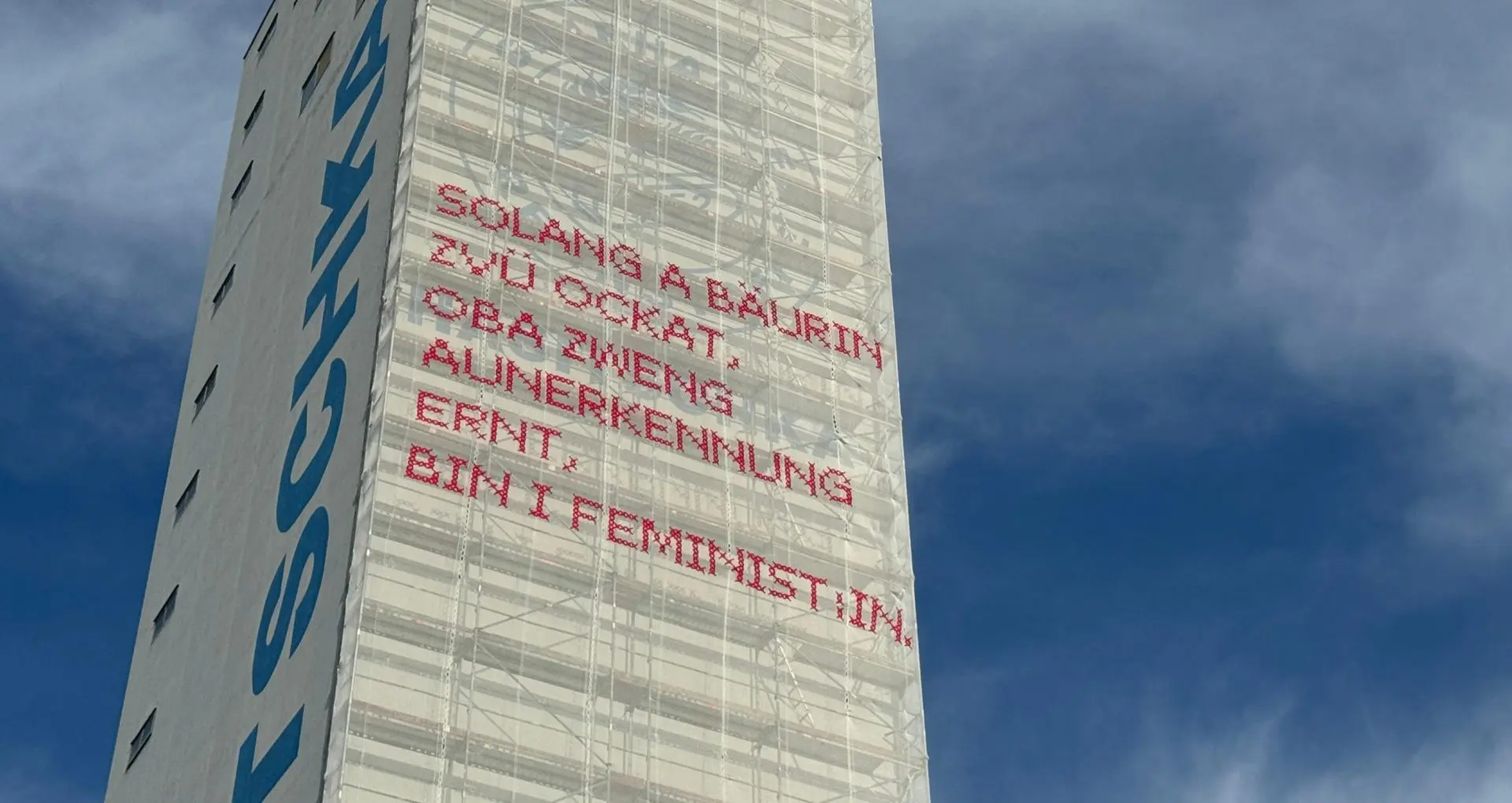 Spruch der Künstlerin Katharina Cibulka auf einem Silo.