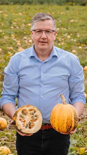 Obmann Franz Labugger (li), Präsident Andreas Steinegger und Jungbauer Michael Konrad am Kürbisacker.