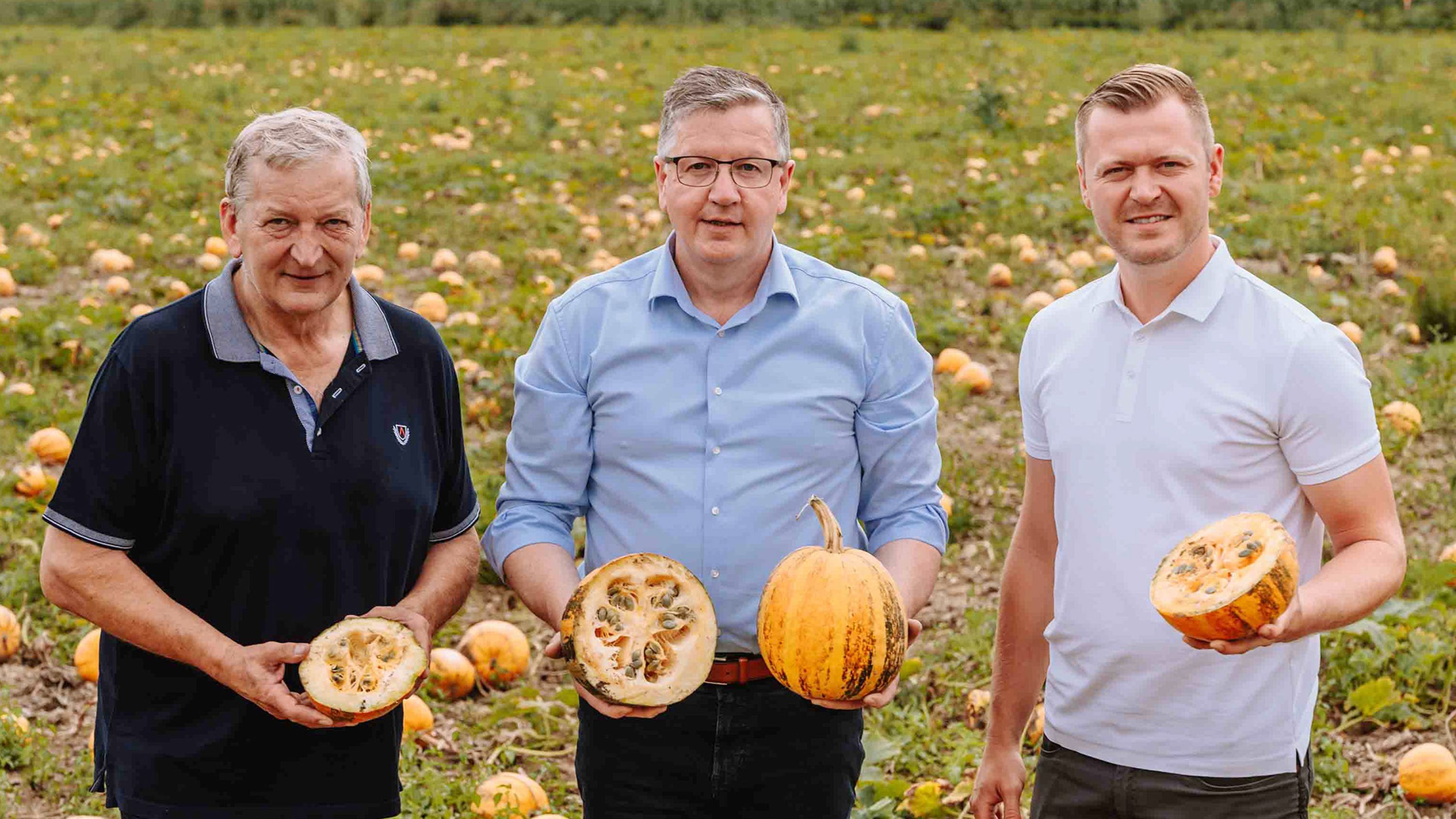 Obmann Franz Labugger (li), Präsident Andreas Steinegger und Jungbauer Michael Konrad am Kürbisacker.