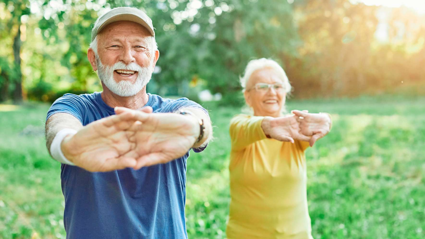 Ältere Menschen bewegen sich in der Natur