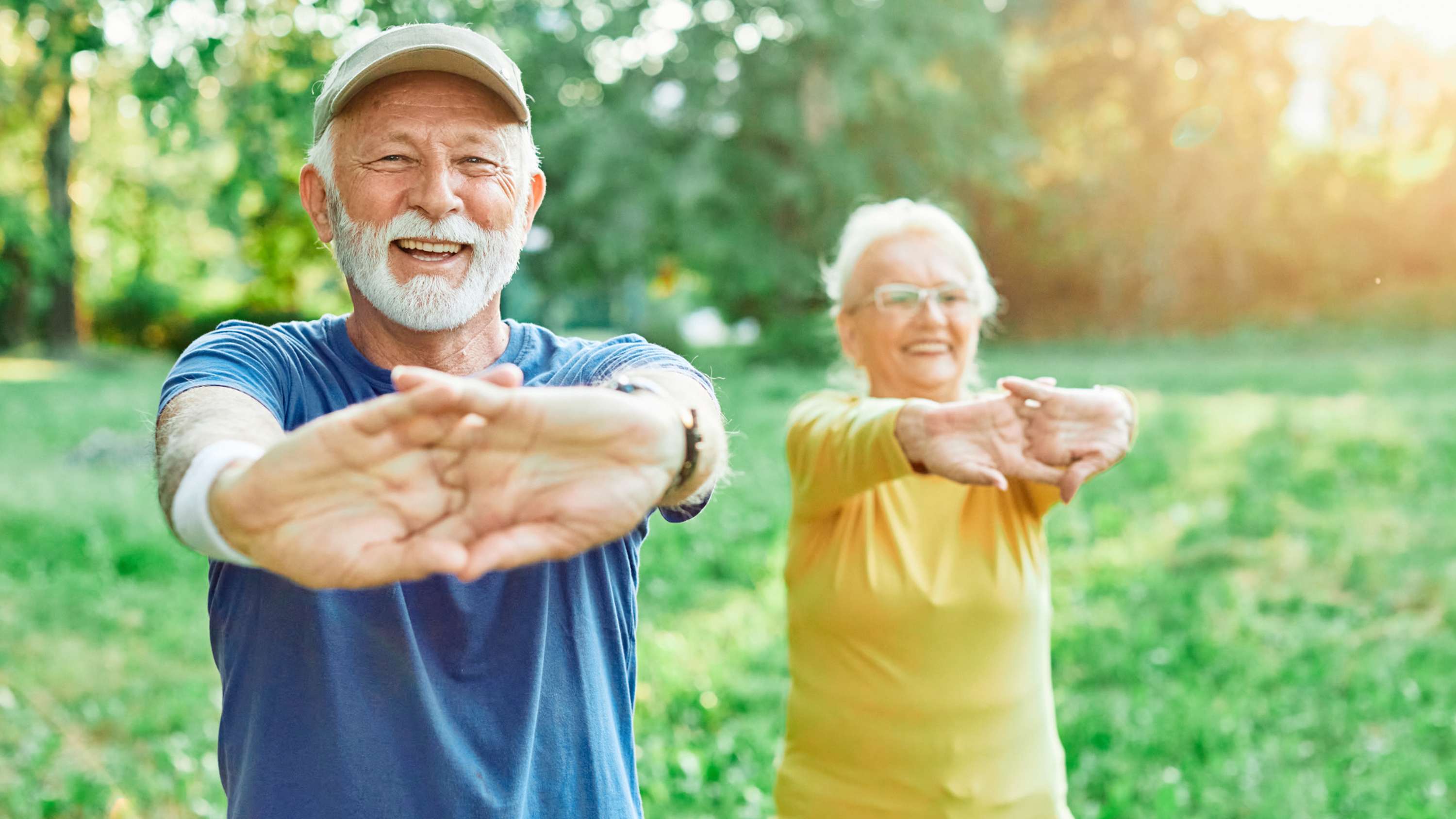 Ältere Menschen bewegen sich in der Natur