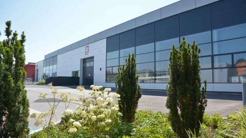 Seitenansicht von Halle 19 am Rieder Messegelände.