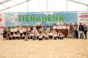 Alle Jungzüchterinnen und Jungzüchter vereint zum Gruppenfoto in der Tierarena.