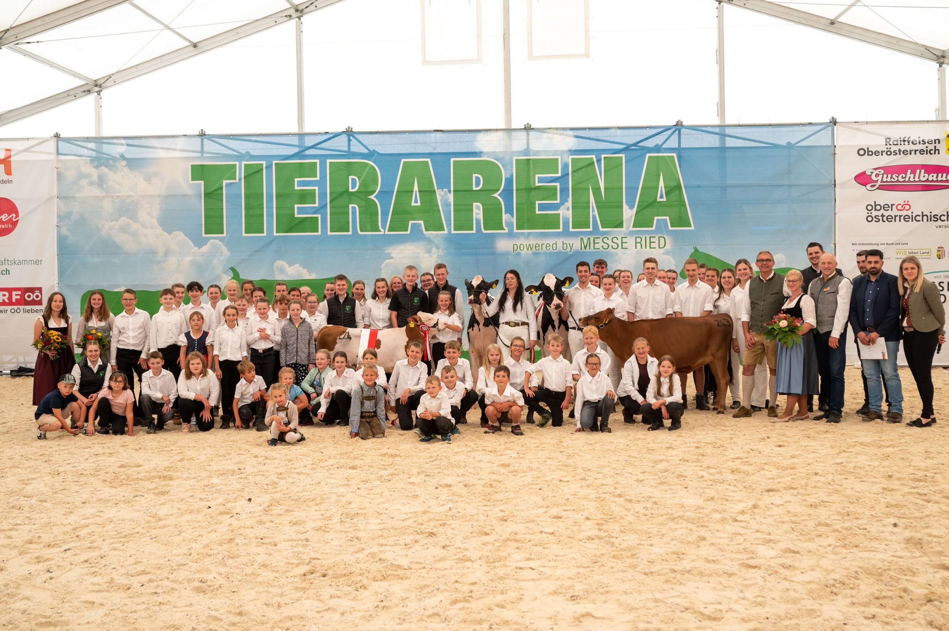 Alle Jungzüchterinnen und Jungzüchter vereint zum Gruppenfoto in der Tierarena.