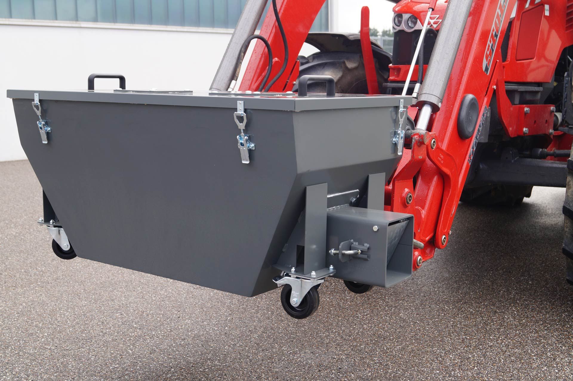 Der optionale Aschenkasten mit Euro-Aufnahme kann mit jedem Traktor mit dem Frontlader transportiert werden.