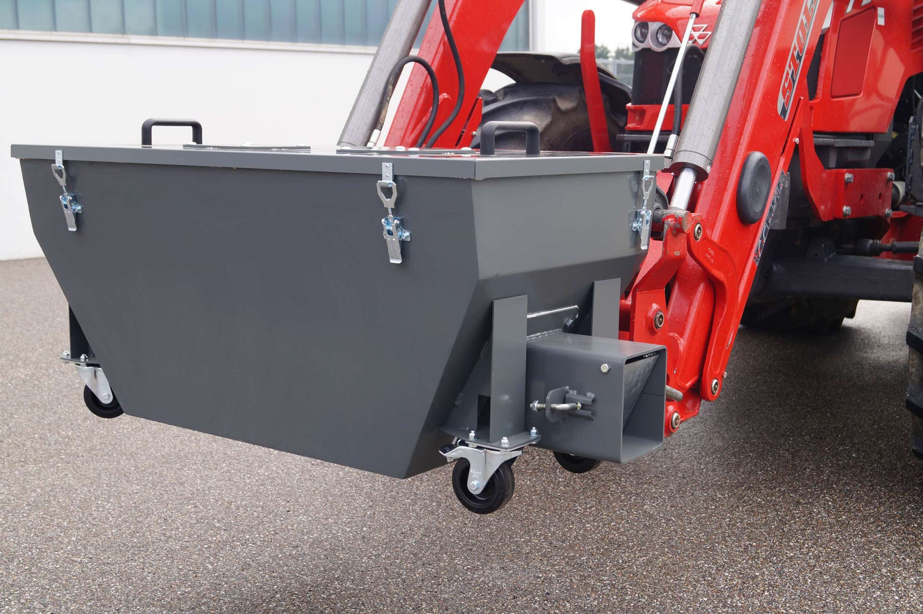 Der optionale Aschenkasten mit Euro-Aufnahme kann mit jedem Traktor mit dem Frontlader transportiert werden.