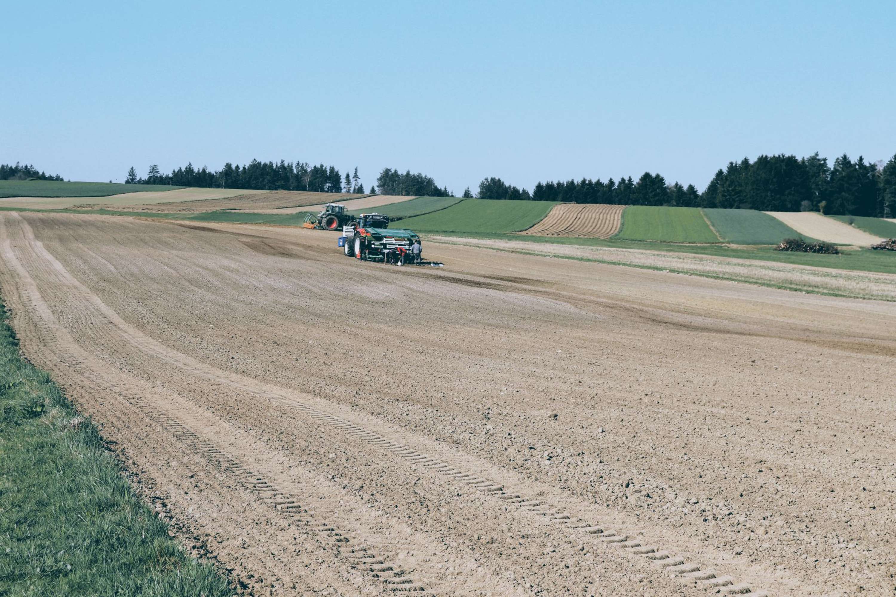 Traktor mit Sämaschine am Acker