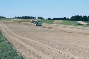 Traktor mit Sämaschine am Acker