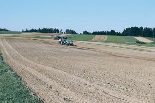 Traktor mit Sämaschine am Acker