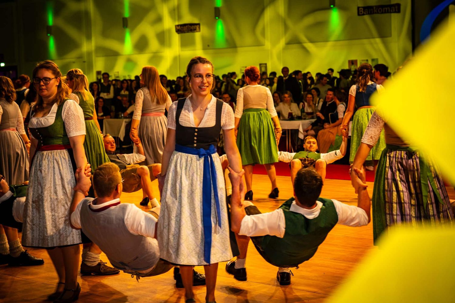Die Vöcklabrucker Landjugend-Mitglieder zauberten tolle traditionelle Tänze auf den Tanzboden.
