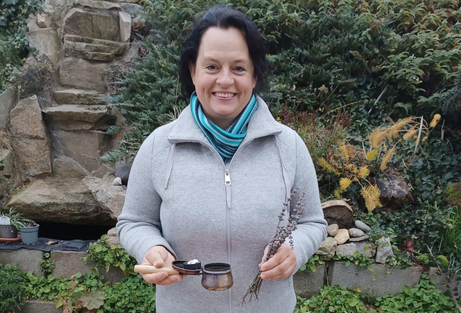 Johanna Haider pflegt in der Adventzeit Traditionen wie das Räuchern mit Kräutern.