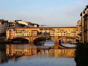Ponte Vecchio über dem Arno in Florenz