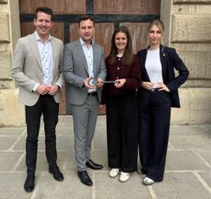 Tobias Lang übergibt die Schlüsselposition der Landjugend Österreich Geschäftsführung an Corinna Gruber, Bundesleiterin Valentina Gutkas, Bundesleiter Markus Buchebner freuen sich auf die Zusammenarbeit