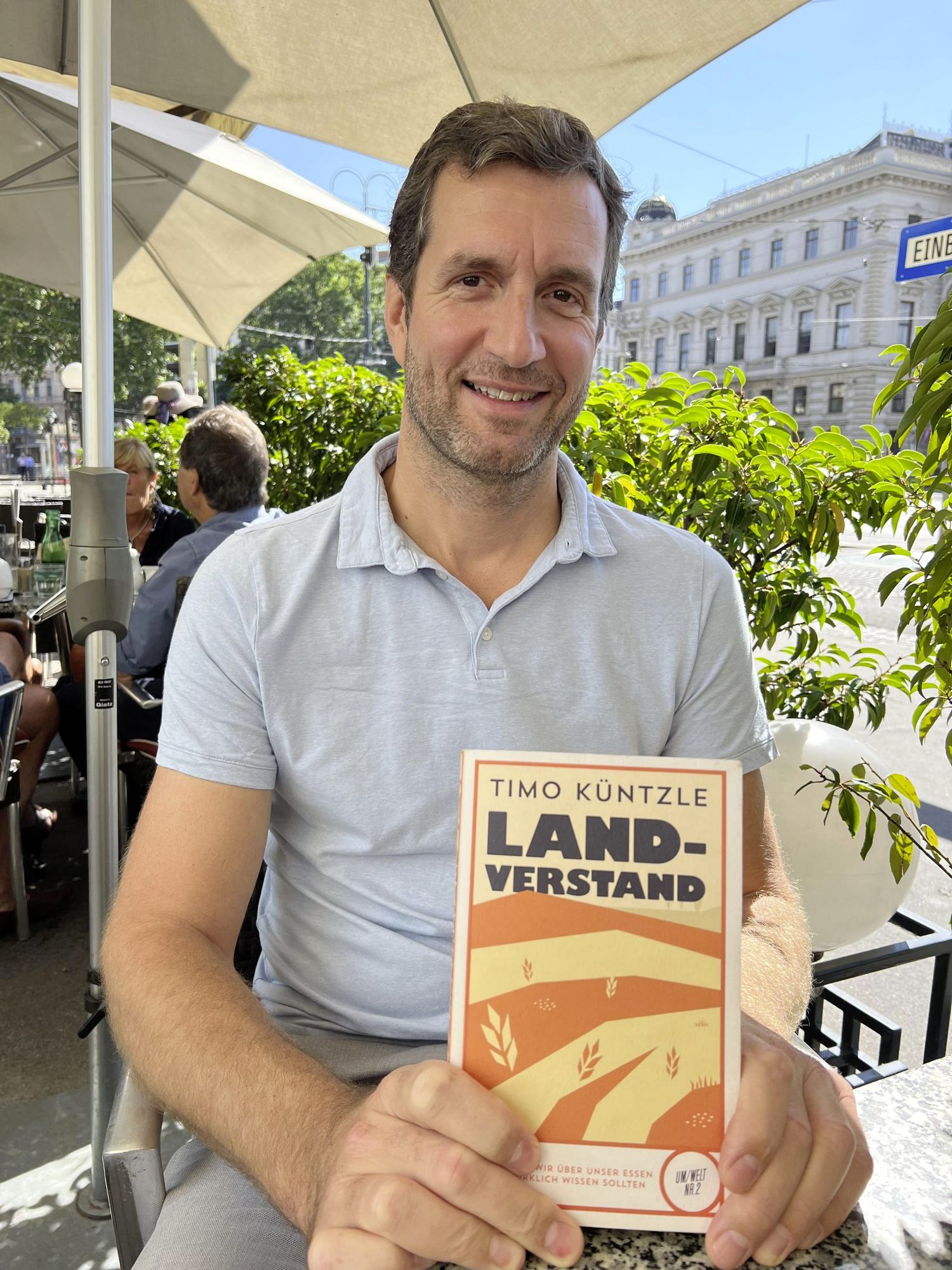 Timo Küntzle, Wahl-Österreicher, ist auf einem Milchviehbetrieb mit Ackerbau in Baden-Württemberg aufgewachsen. In Hohenheim studierte er Agrarwissenschaften. Seit 2007 lebt er in der Alpenrepublik. Lang Zeit bearbeitete er journalistisch Themen, ohne Fokus auf die Landwirtschaft.