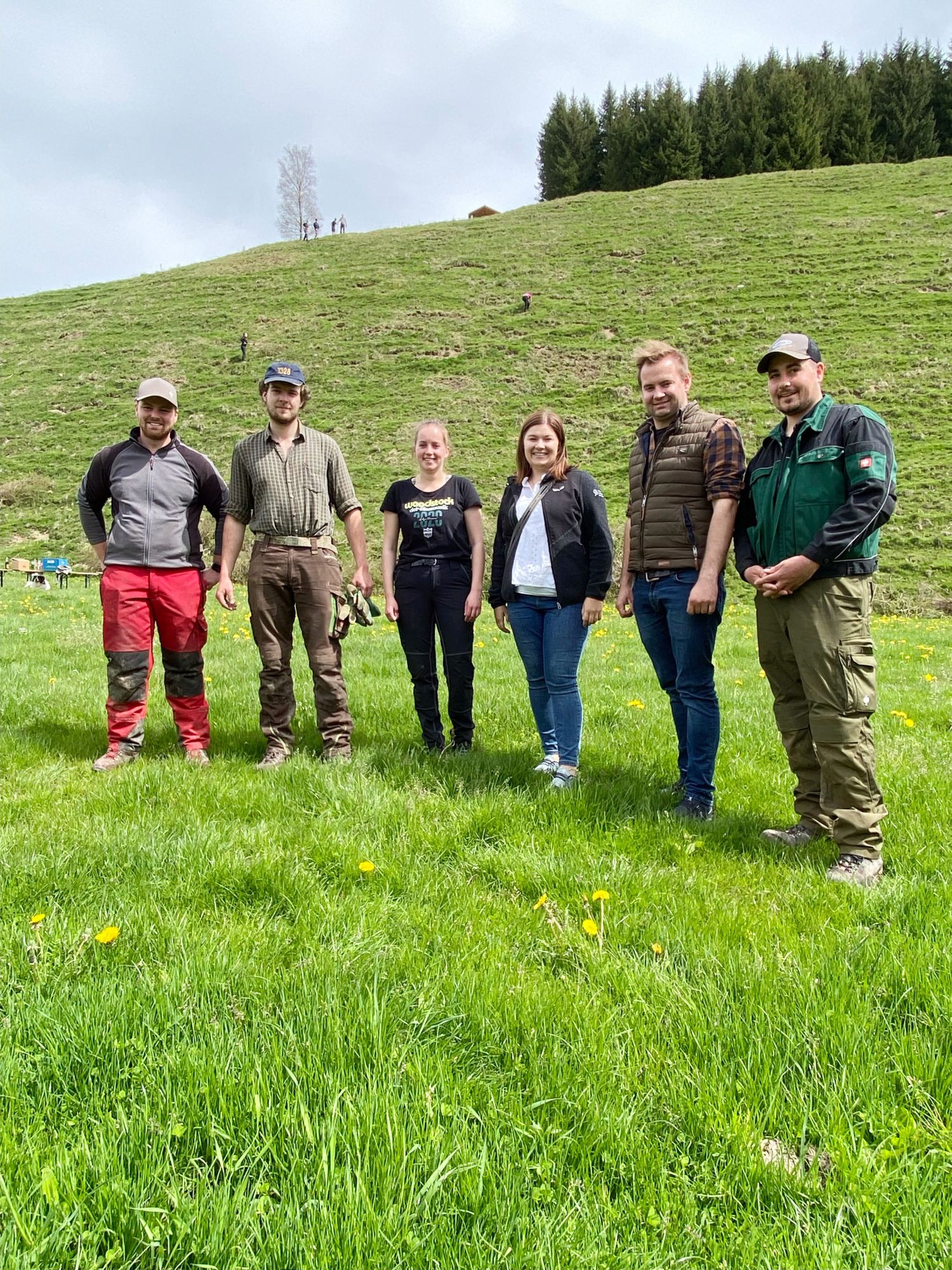 Die Landesobleute Dominik Traxl und Bettina Hechenberger (2. und 3. v. re.) zu Besuch bei den Ortsgruppen, hier im Bild Mitglieder der JB/LJ Grän, die eine Weideräumungsaktion durchführten.