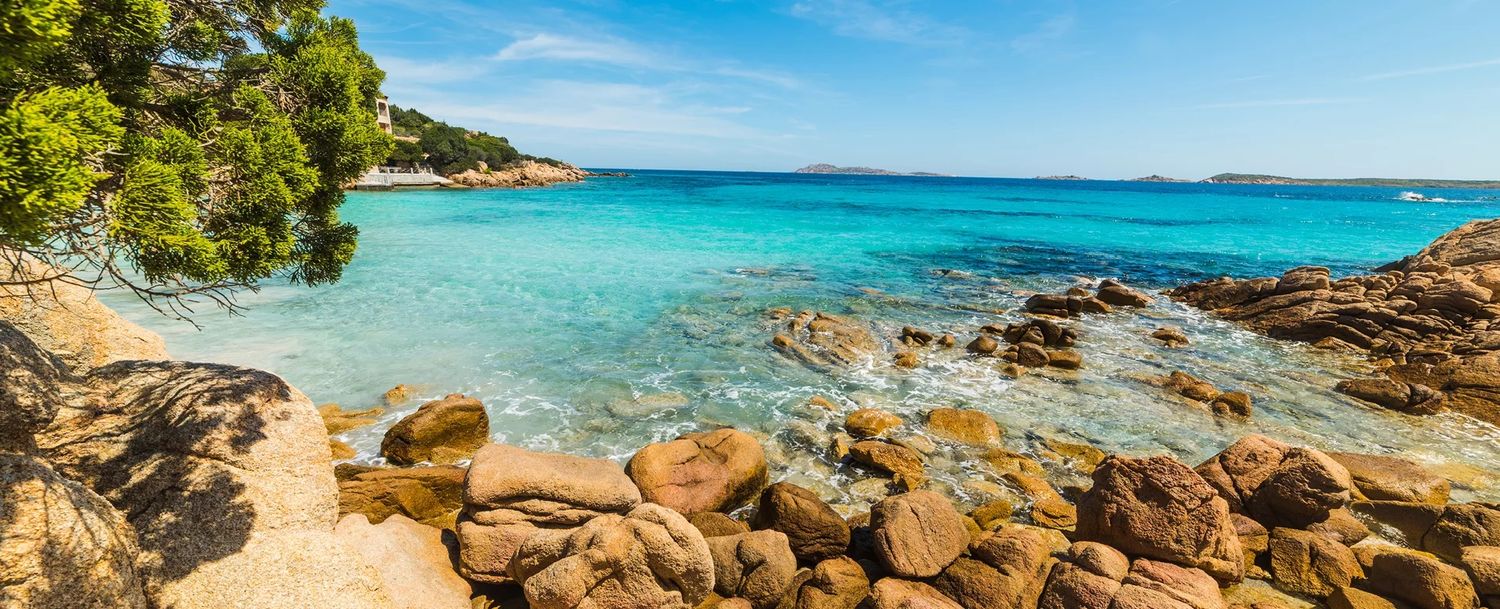 Entdecken Sie die Gastfreundschaft Sardiniens, den Yachthafen und die malerischen Dörfer.