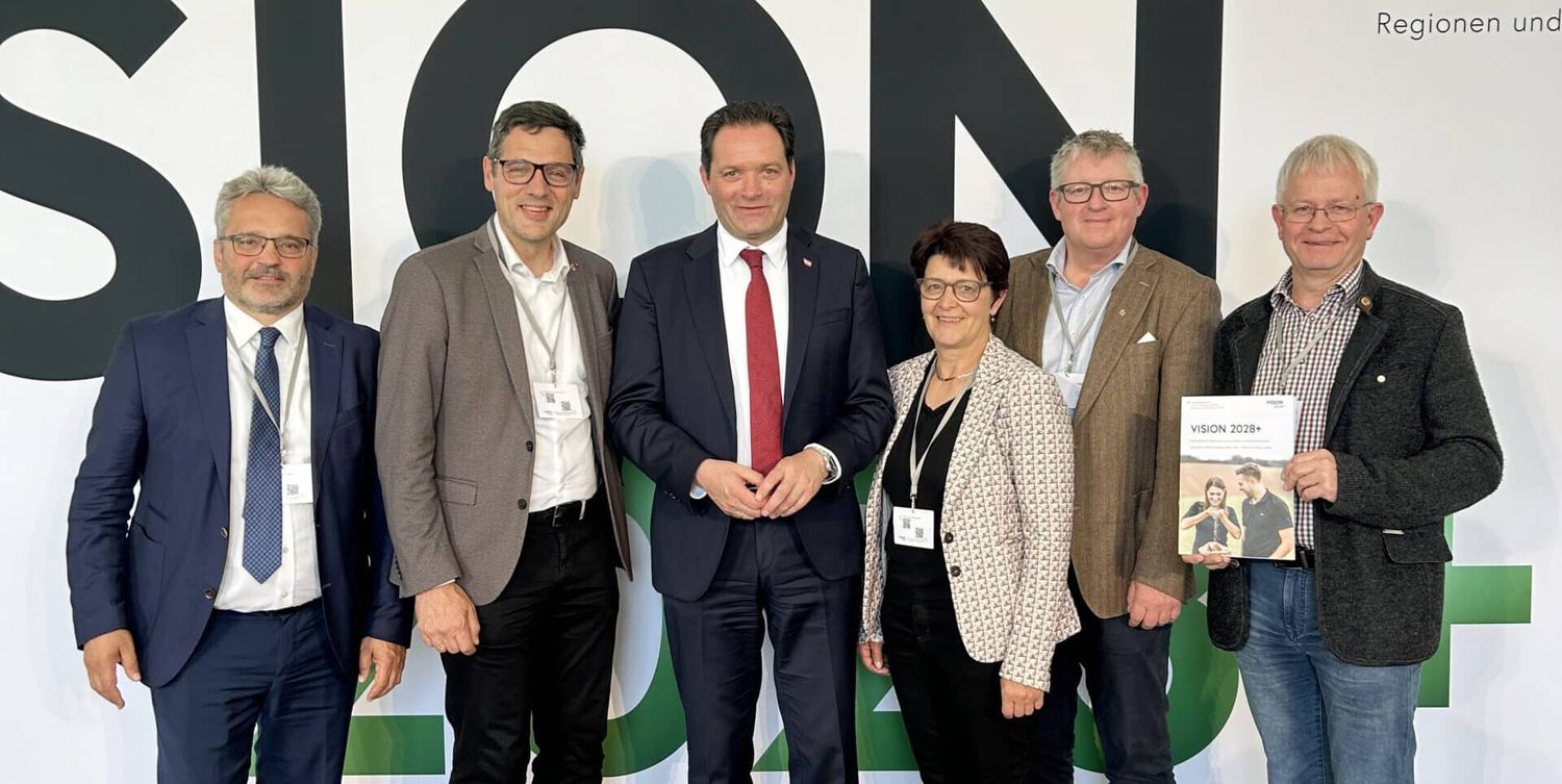 Sektionsleiter Johannes Fankhauser, Bauernbunddirektor Peter Raggl, Landwirtschaftsminister Norbert Totschnig, Landesbäuerin und LK-Vizepräsidentin Helga Brunschmid, Berglandmilch-Obmann Stefan Lindner und Bauernbunddirektor-Stellvertreter Martin Klingler