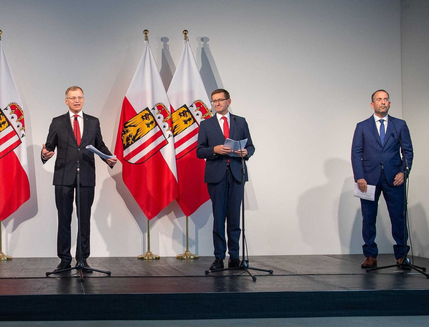Landeshauptmann Stelzer präsentierte gemeinsam mit Wirtschaftslandesrat Achleitner und Professor Cocca den Oberösterreich-Plan. (v.l.)