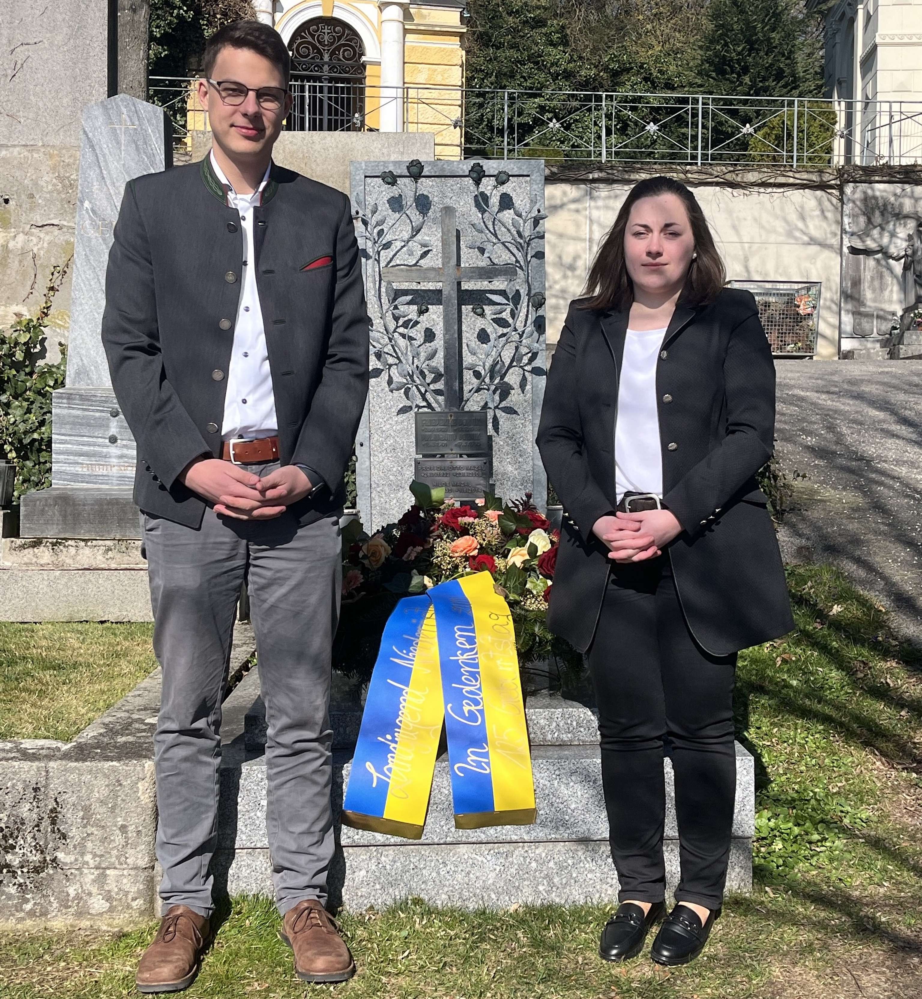LandesleiterMatthias Luger und Landesleiterin Lisa Weber am Grab von Otto Dornik