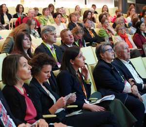 Über 150 Bäuerinnen, landwirtschaftliche Beraterinnen und interessierte Frauen kamen aus Deutschland, Österreich, Schweiz und Südtirol, um sich auszutauschen und zu vernetzen.