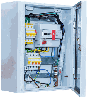 Geöffneter Elektroverteilerkasten mit Sicherungsautomaten, Stromzähler und farbigen Kabeln in grauem Metallgehäuse.