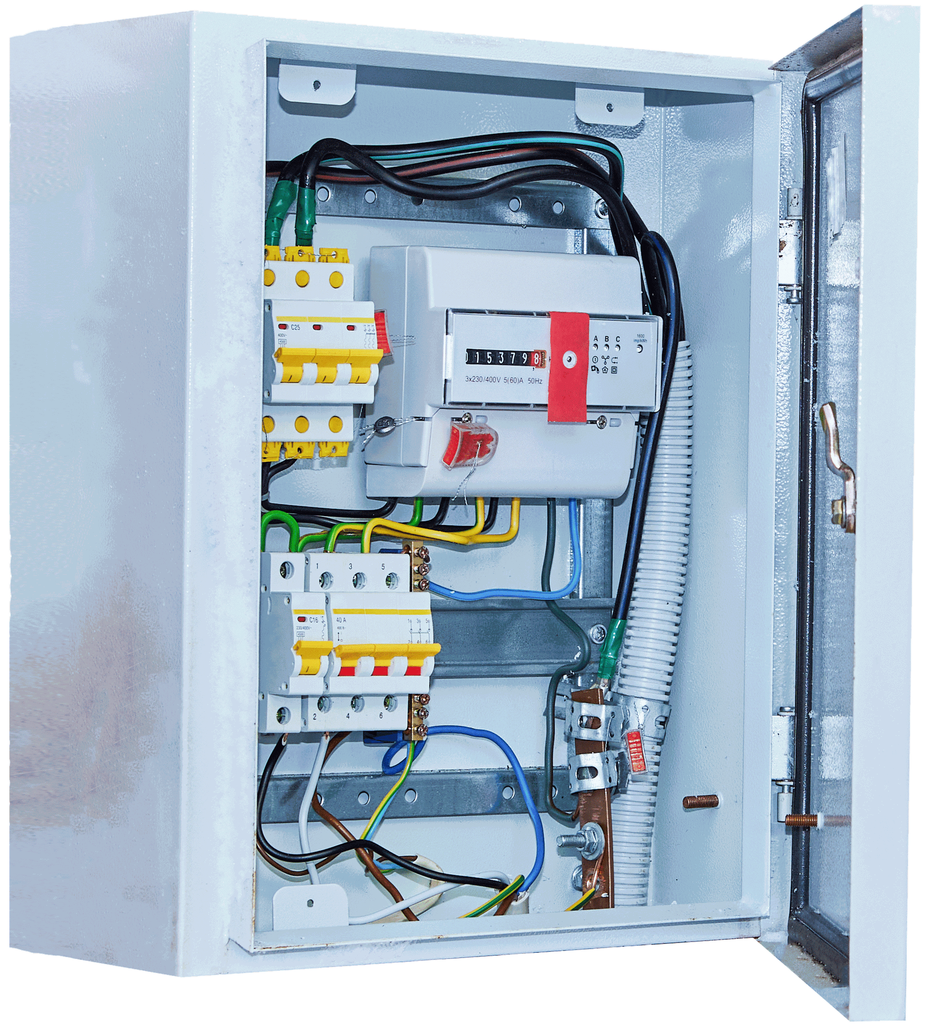 Geöffneter Elektroverteilerkasten mit Sicherungsautomaten, Stromzähler und farbigen Kabeln in grauem Metallgehäuse.