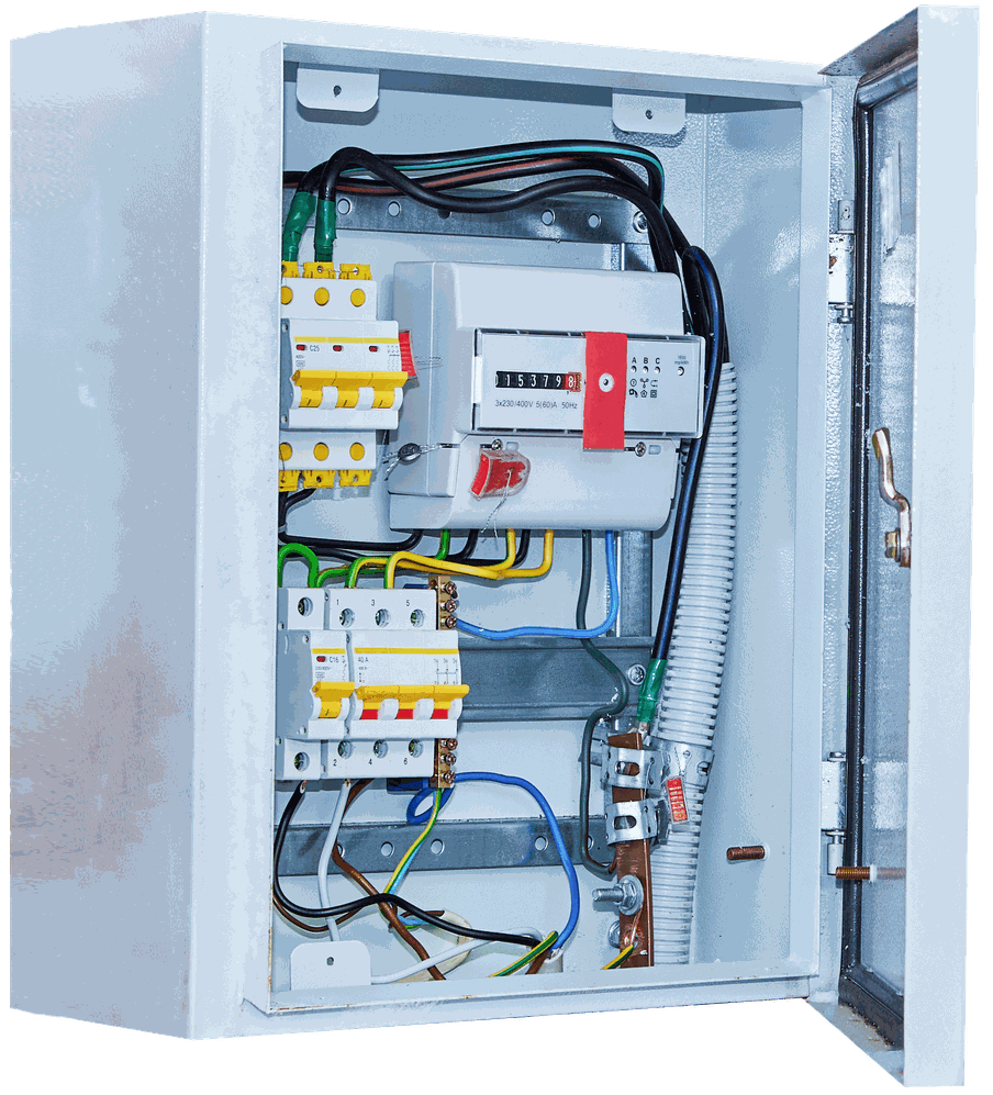 Geöffneter Elektroverteilerkasten mit Sicherungsautomaten, Stromzähler und farbigen Kabeln in grauem Metallgehäuse.