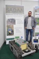 G. Linsberger, JR, mit Roboter Dionysos und Projekt SADAA