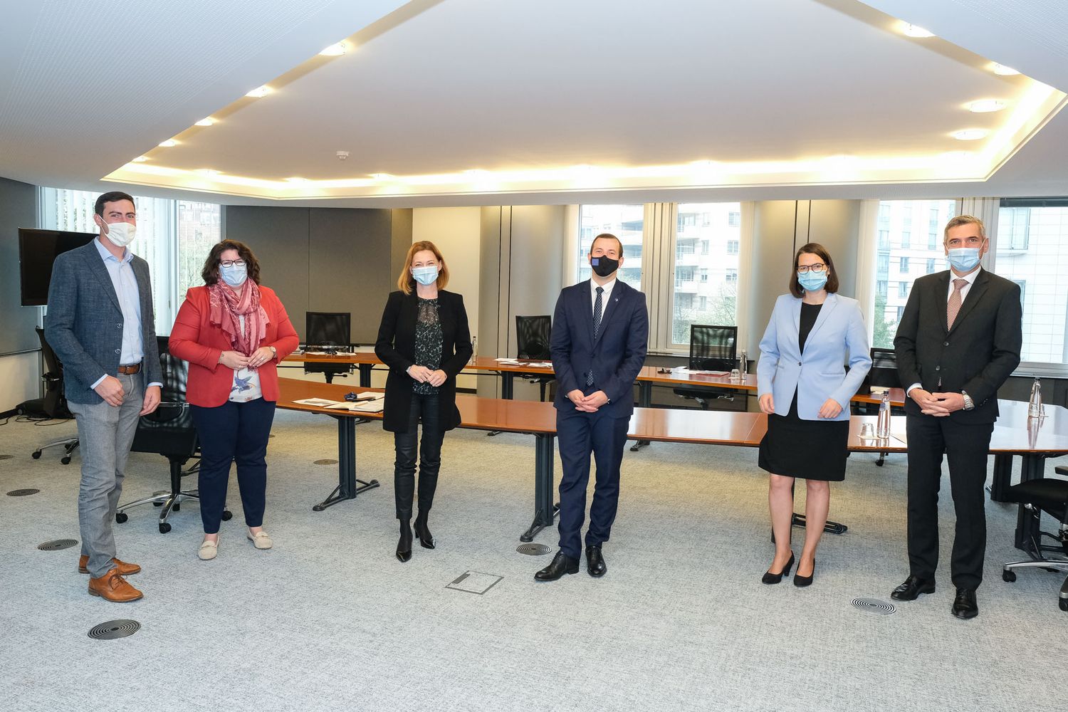 Die EU-Abgeordneten Alexander Bernhuber, Lena Düpont, Simone Schmiedtbauer, Barbara Thaler und Herbert Dorfmann beim Treffen mit EU- Umweltkommissar Virginijus Sinkevičius (2.v.r.). Foto: EVP Fraktion/Stavros Tzovaras