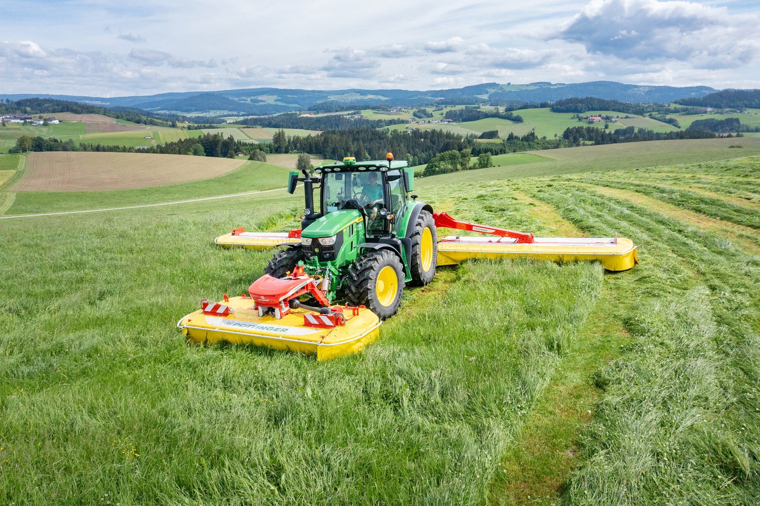 Das neue Frontmähwerk Novacat F 3100 mit Opticurve.