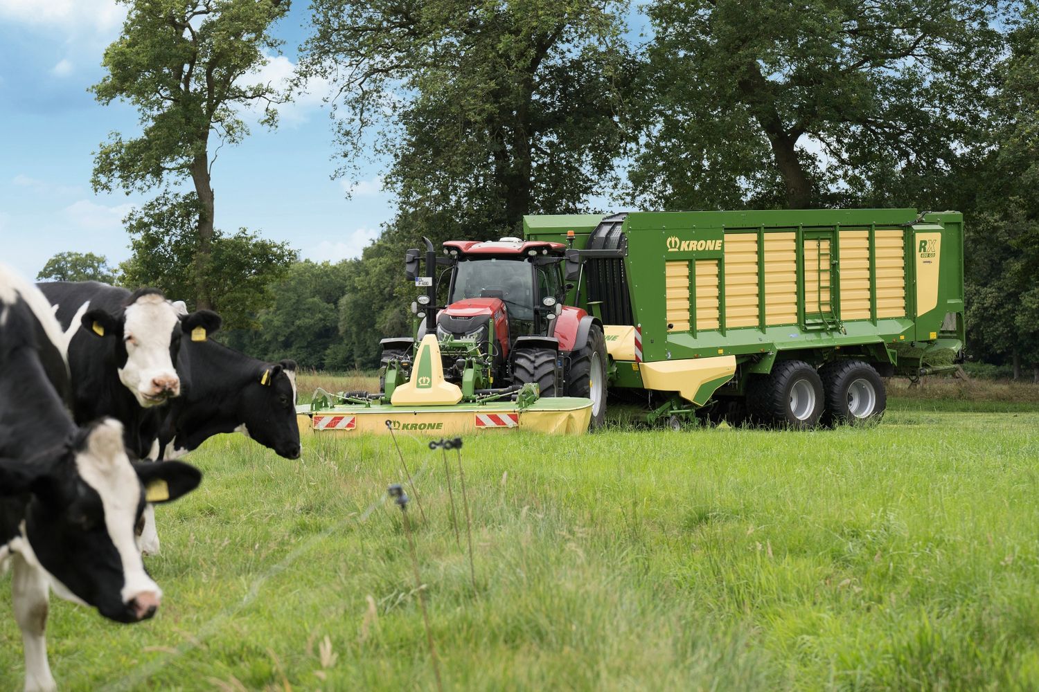 Bei der Bergung von Grünfutter in Kombination mit einem Krone-Ladewagen soll sich die Mehrleistung des EasyCut F 400 Fold besonders deutlich zeigen.