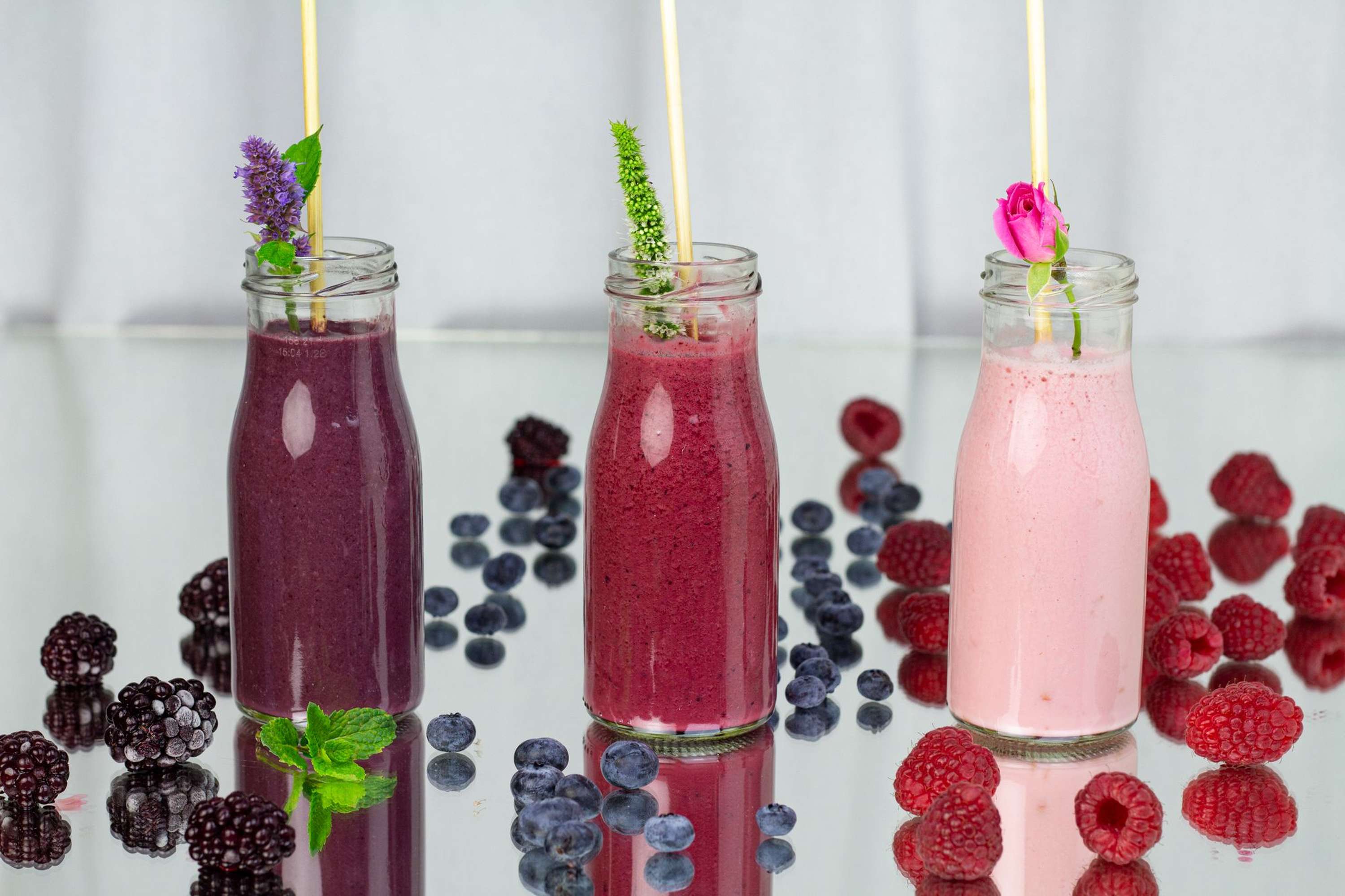 Getränke auf einem Spiegel mit Beeren