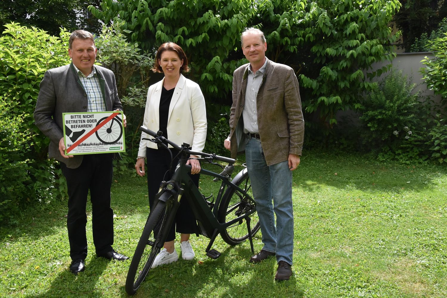 Landwirt Pargfrieder, Bauernbund-Landesobfrau Langer-Weninger und Bauernbund-Direktor Wallner (v.l.)