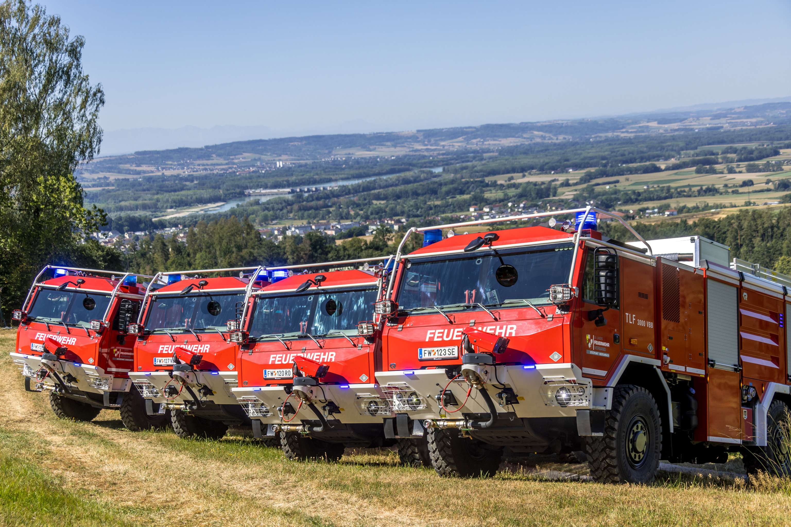 Tatra-Spezialfahrzeuge aufgereiht auf einer Wiese