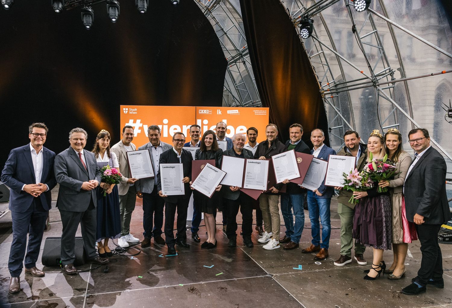 Wiens Bürgermeister gratulierte den Winzern zu ihren Siegerweinen.