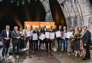 Wiens Bürgermeister gratulierte den Winzern zu ihren Siegerweinen.