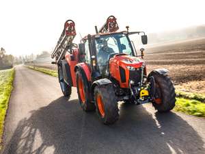 Der Kubota M6 ist die ideale Zugmaschine für Pflegearbeiten.