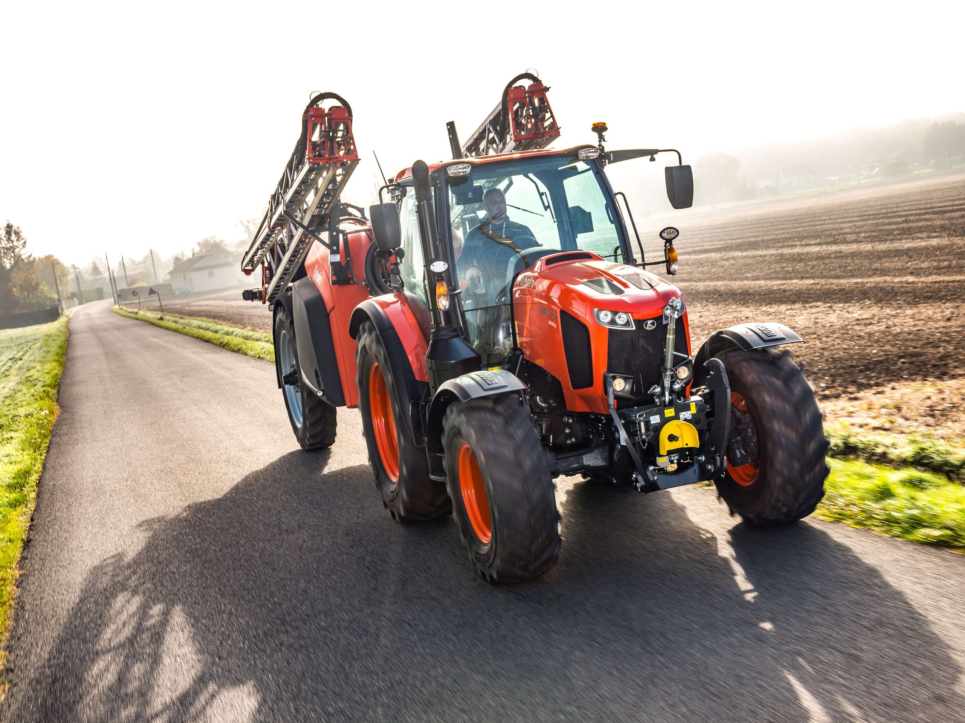 Der Kubota M6 ist die ideale Zugmaschine für Pflegearbeiten.