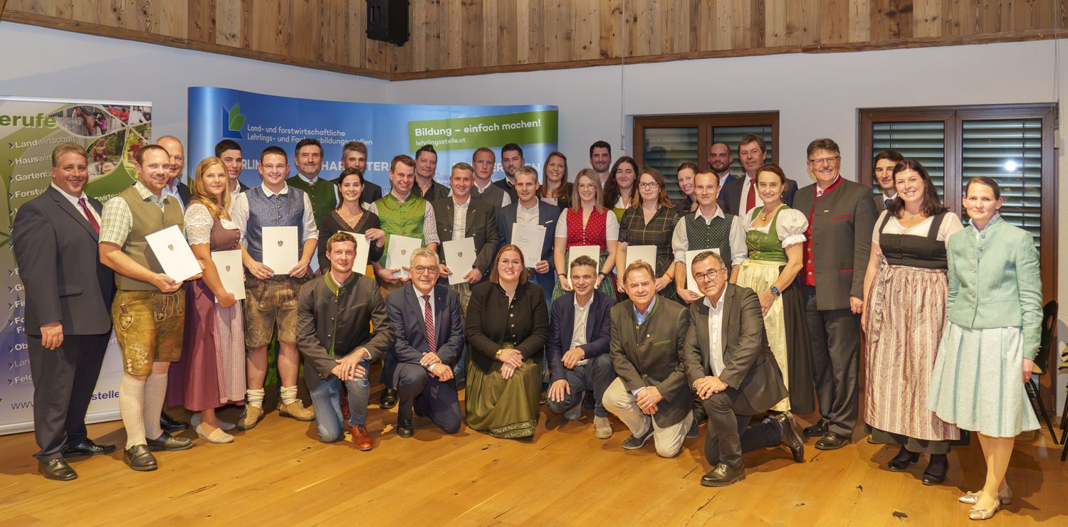 Die in Altenmarkt im Pongau ausgezeichneten neuen Meisterinnen und Meister des Jahres 2023 aus ganz Österreich mit Gratulanten aus der Branche, bäuerlichen Interessenvertretung und Agrarpolitik.