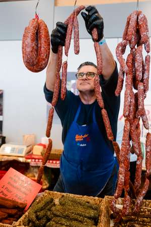 Austeller präsentiert seine Produkte