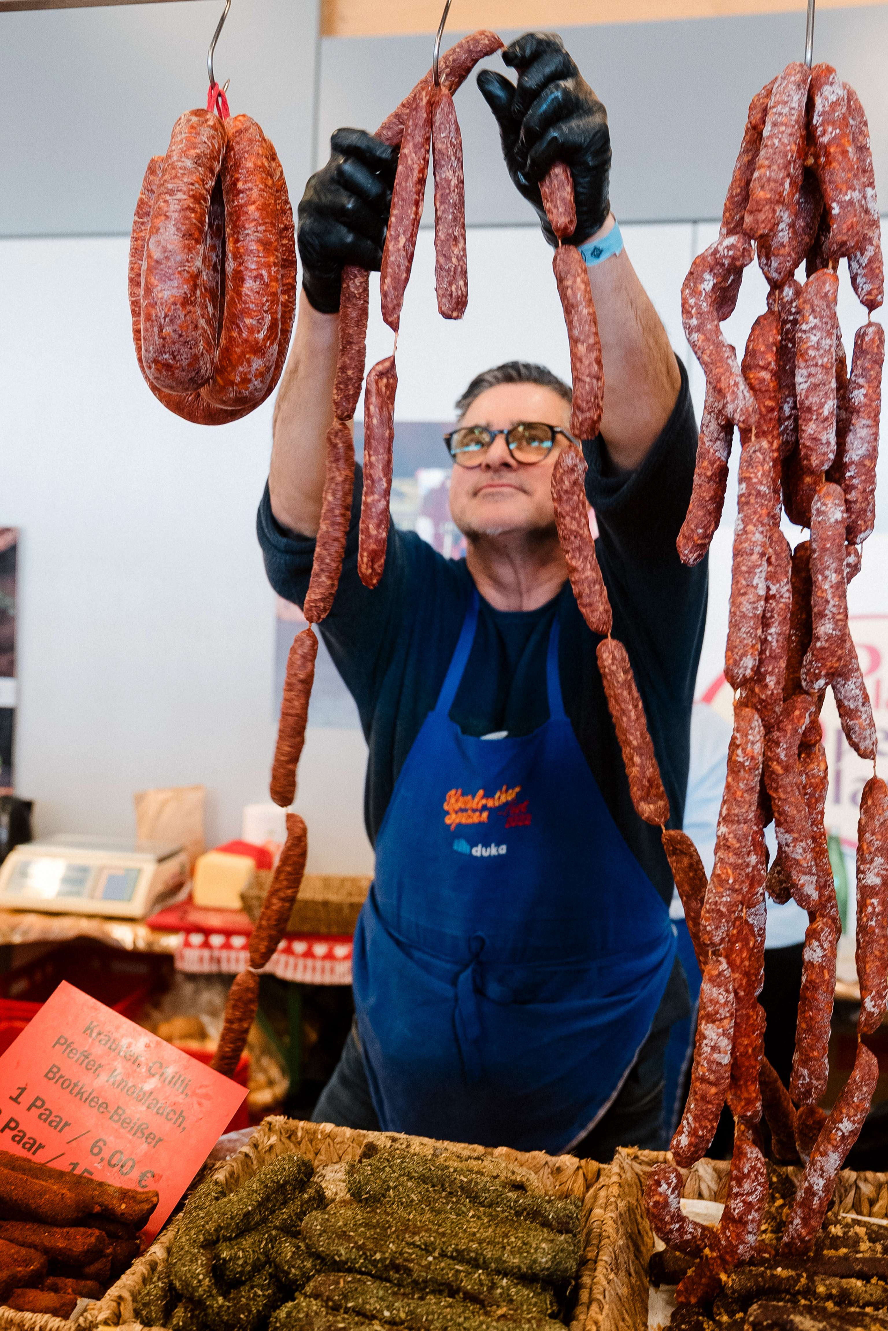 Austeller präsentiert seine Produkte