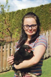 Patricia Stromberger mit Bärbel, einem glücklichen Leasing-Huhn. Geleast werden mittlerweile auch Schweine.