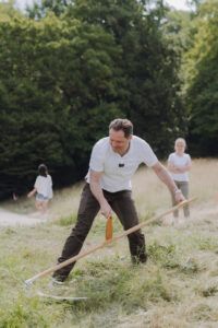 Minister beim Mähen