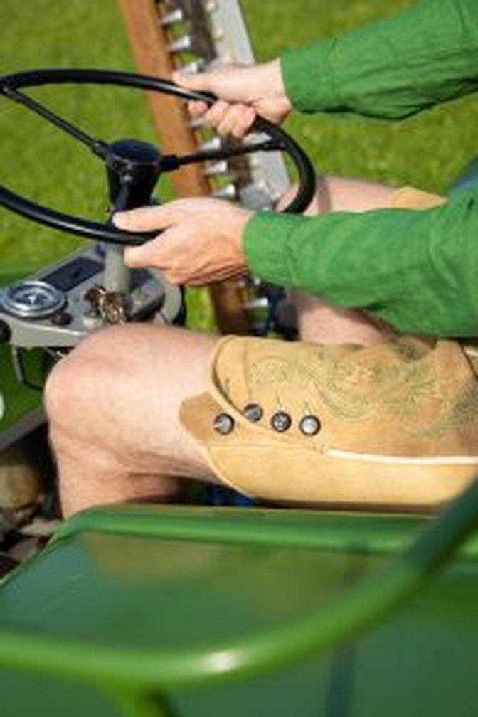Kunstvoll bestickte Lederhose aus Hirschleder.