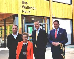 Gruppe vor Ilse-Wallentin-Haus der Boku