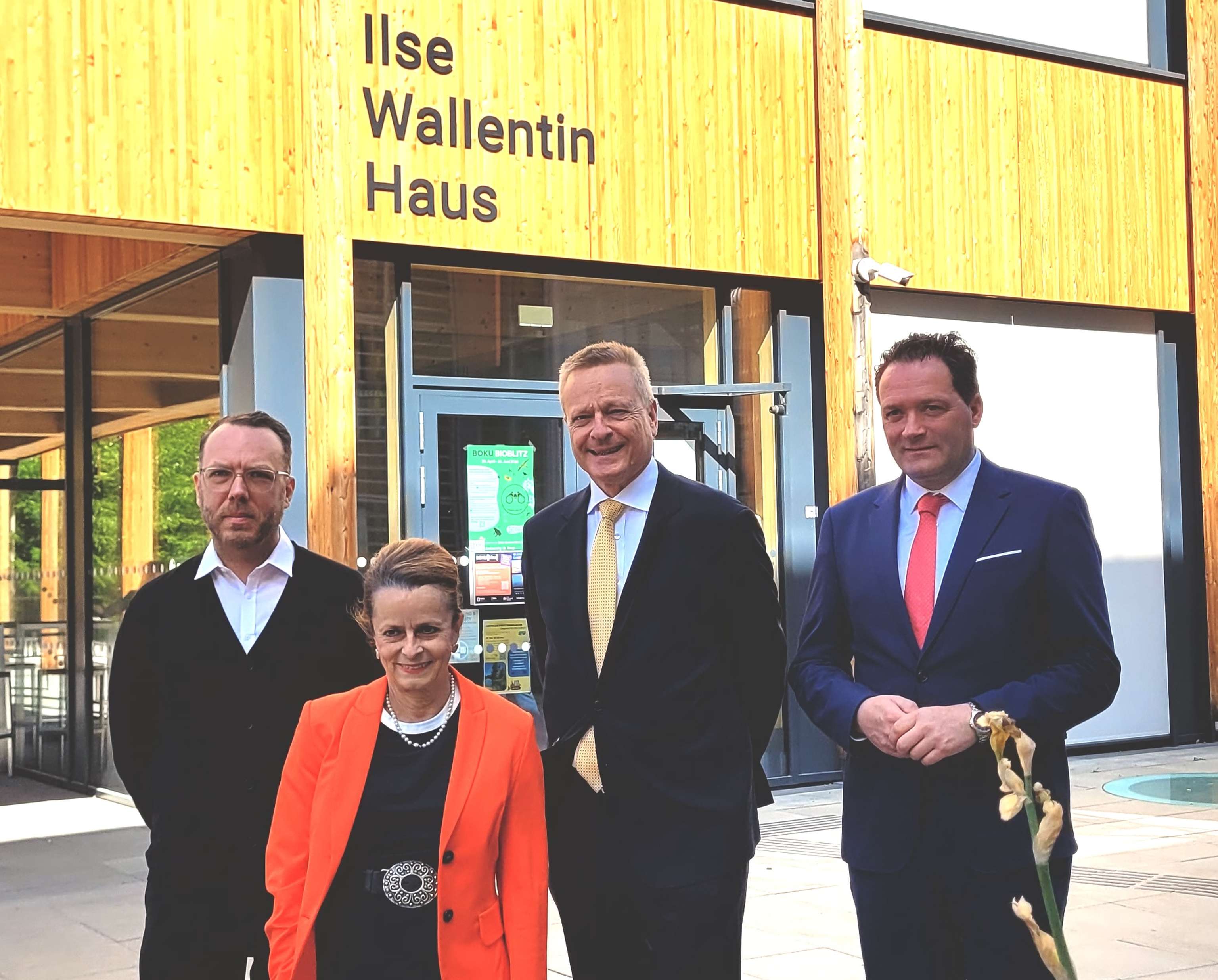 Gruppe vor Ilse-Wallentin-Haus der Boku