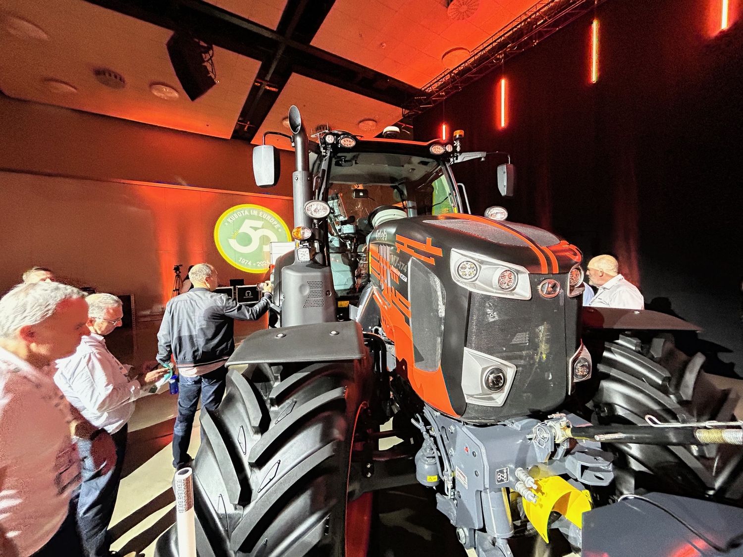 Zum Jubiläum gestaltete Kubota 50 seiner Flaggschiff-Traktoren, das Modell M7-174, in orange-schwarzer Sonderlackierung für Europa.