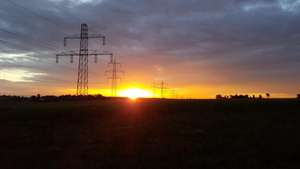 Aufgrund der starken Vernetzung stellt auch der Krieg in der Ukraine ein mögliches Risiko für ein Blackout dar. Selbstschutzmaßnahmen sind daher unumgänglich.