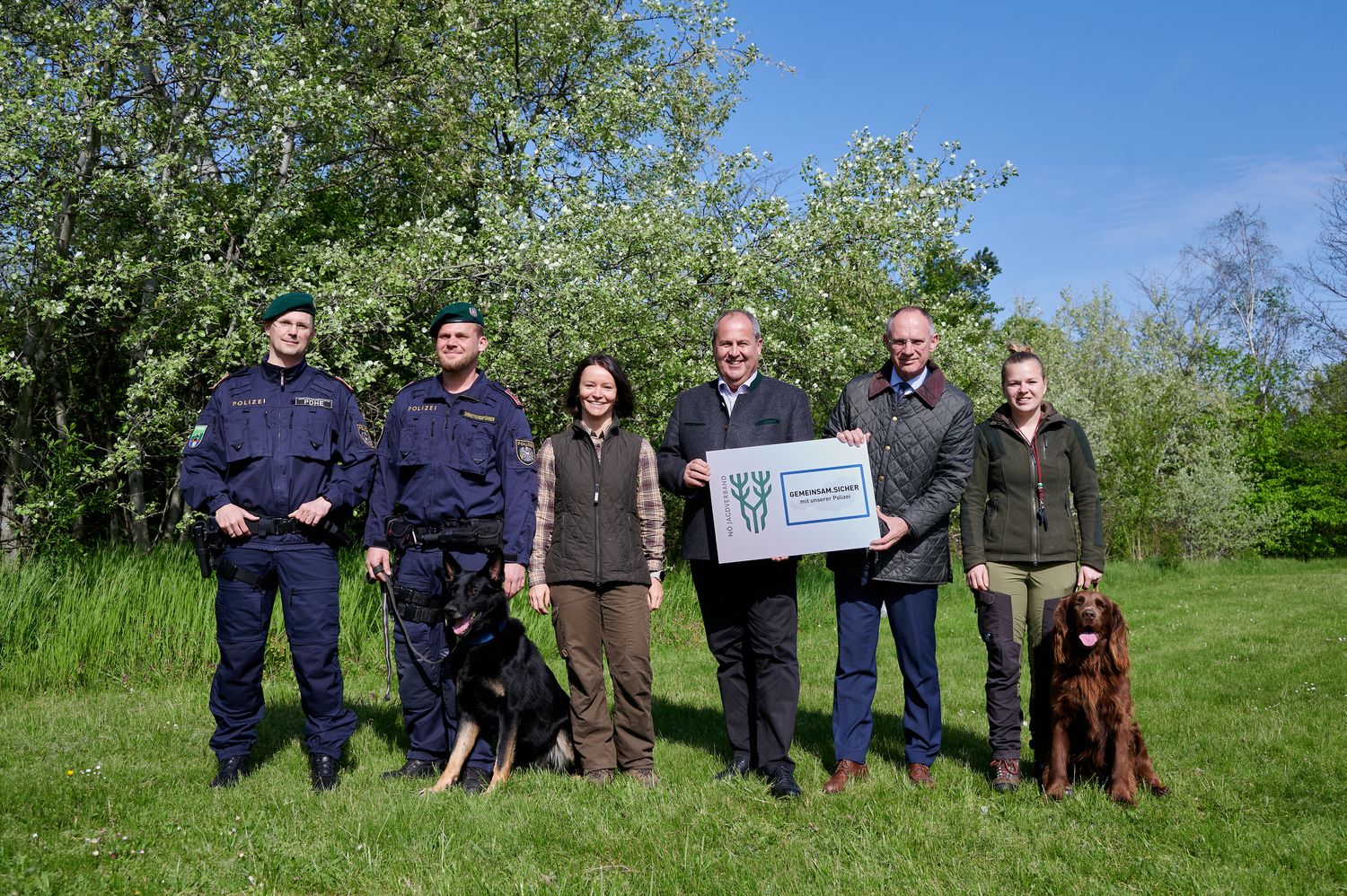 Oberstleutnant Rudolf König (Leiter der Diensthundeabteilung, li.), NÖ Jagdverband-Generalsekretärin Sylvia Scherhaufer (3.v.l.), Landesjägermeister Josef Pröll (3.v.r.), Innenminister Gerhard Karner (3.v.r.) mit Hundeführerin und Hundeführer.