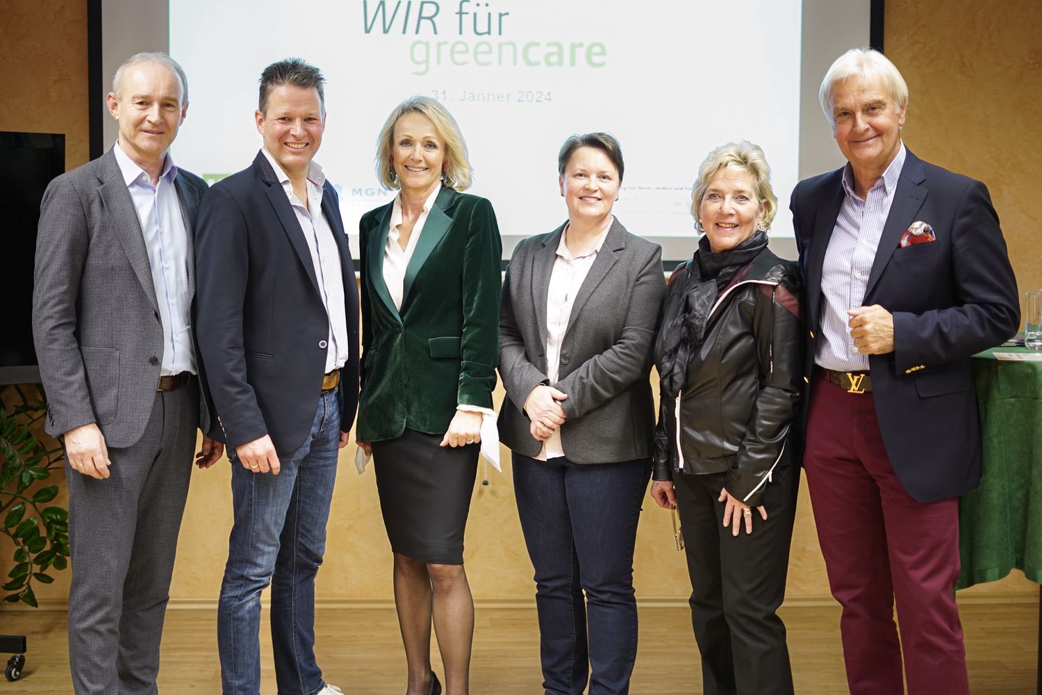 Neuer WIR für greencare-Vorstand mit Obfrau Maria Hötschl (3. v. li.)